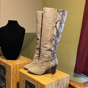 Cosmopolitan women’s Stylish Faux Snakeskin Suede Pattern Knee-High Boots